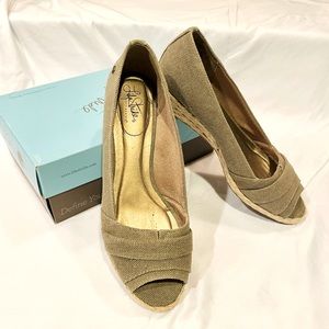 Life Stride Tan Espadrilles Size 10